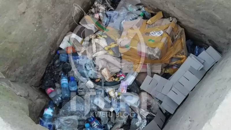 Insalubrité à Bunia : Par manque des poubelles publiques, les déchets remplissent les caniveaux