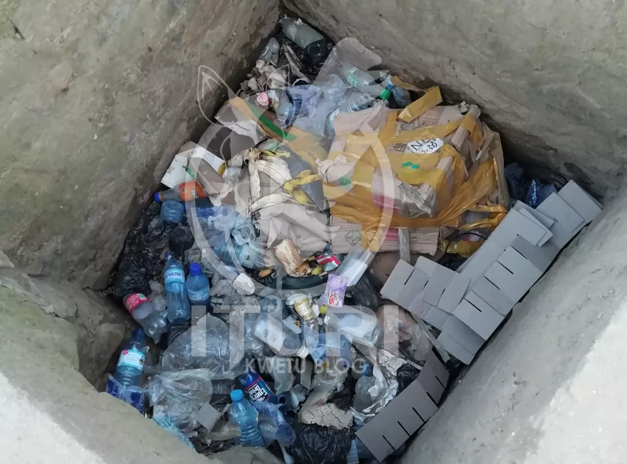 Insalubrité à Bunia : Par manque des poubelles publiques, les déchets remplissent les caniveaux