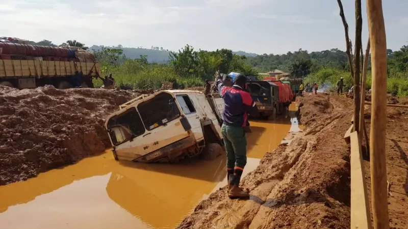 Djugu : 8 mois après le lancement des travaux de réfection, l’axe routier Iga-Barrière-Mongwalu, toujours à mauvais état. Qu’est-ce qui bloque ?