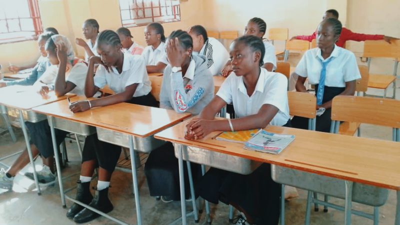 Des jeunes filles formées sur les techniques de la rhétorique française et d’éloquence par la YHO à Bunia