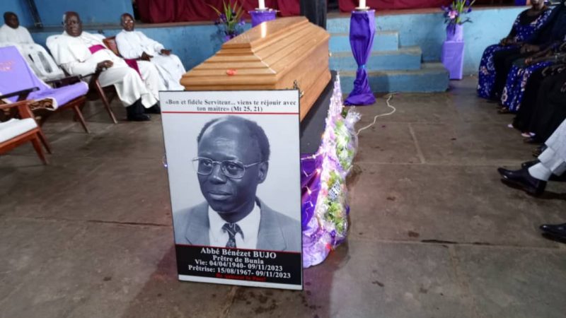 Diocèse de Bunia – Inhumation d’un « grand prêtre »: « Révérend abbé Benezet, l’attente aura été longue, mais te voici finalement sur la terre natale où tu pourras te reposer en paix», Mgr Uringi