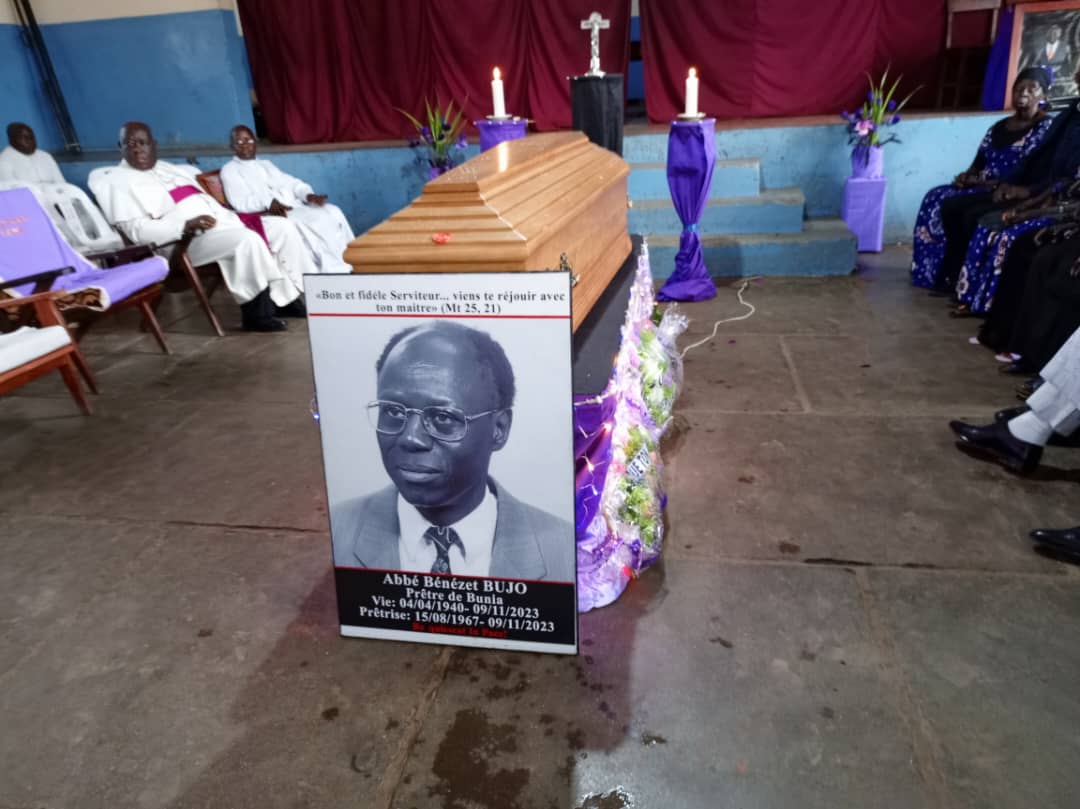 Diocèse de Bunia – Inhumation d’un « grand prêtre »: « Révérend abbé Benezet, l’attente aura été longue, mais te voici finalement sur la terre natale où tu pourras te reposer en paix», Mgr Uringi