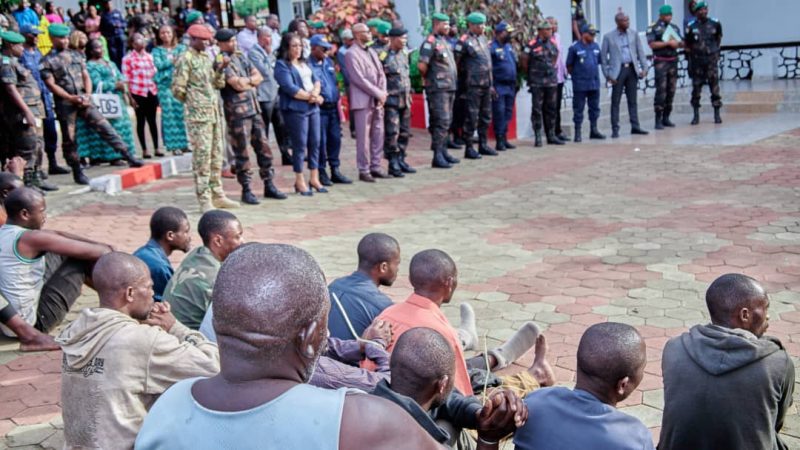 Ituri : des militaires FARDC et des collaborateurs de l’ADF parmi des présumés criminels présentés au Gouverneur militaire à Bunia