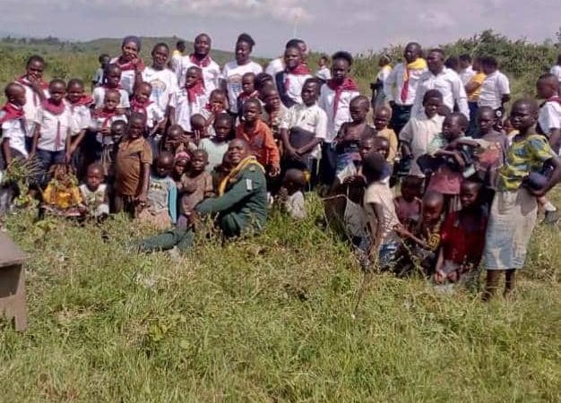 Célébration de la journée mondiale des aventuriers : à Bunia, le club d’Aventuriers de l’église Adventiste du septième jour, au chevet de déplacés de guerre du site de Tsere