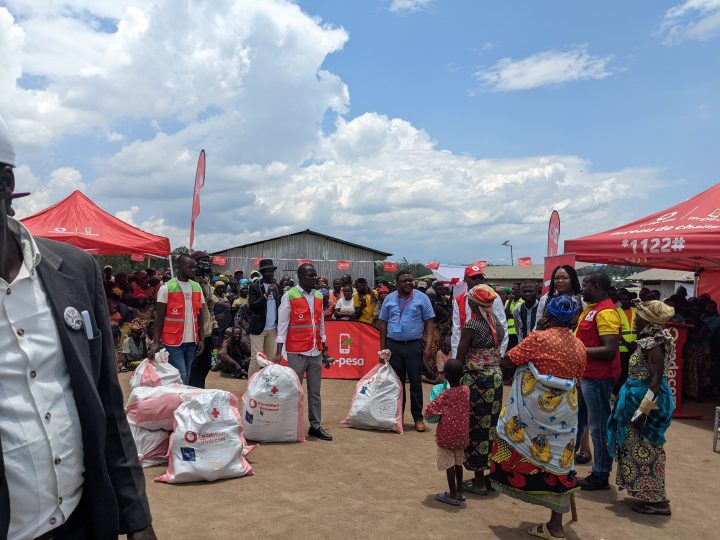 Bunia: 500 ménages les plus vulnérables du site de déplacés de kigonze et 1000 enfants de ce site recouvrent le sourire grâce à la Fondation Vodacom